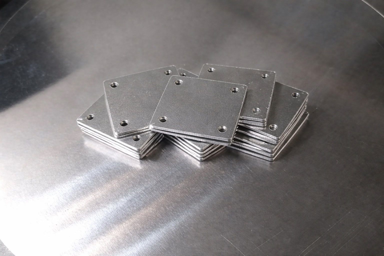 Лазерная резка алюминиевых сплавов для предприятий Самары: технологические нюансы и преимущества